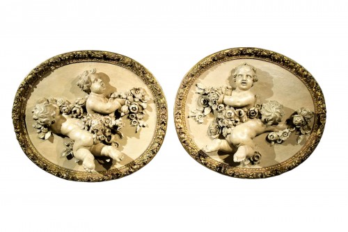 Paire de frises ovales en bois sculpté et laqué d'époque Louis XV